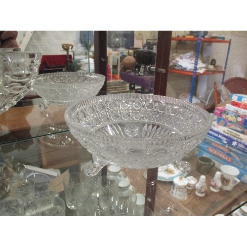 215 - UNUSUAL ART DECO PRESSED GLASS TABLE CENTRE BOWL WITH CANDLE HOLDERS IN THE HANDLES - 33CM, TOGETHER... 