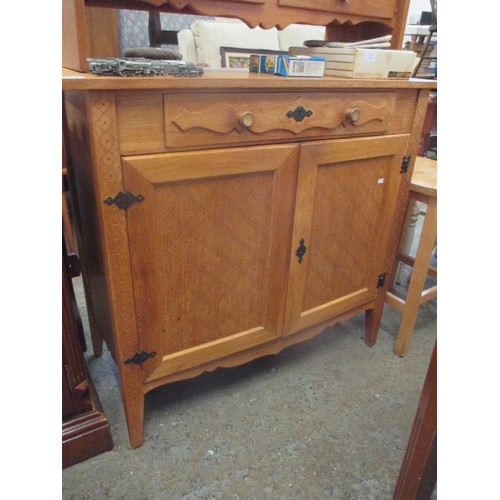 279 - LIGHT OAK DRESSER WITH DISPLAY TOP AND 2 CUPBOARDS AND  DRAWER BELOW