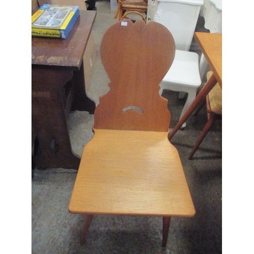 323 - LIGHT OAK DINING TABLE IN MID CENTURY STYLE WITH TAPERED SPLAYED LEGS AND  4 LIGHT OAK UNUSUAL ALPIN... 