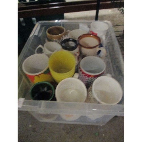 226 - LARGE QUANTITY OF KITCHENALIA, MANY NEW/BOXED ITEMS. INCLUDES TRAYS, MUGS, PEGS, GLASSWARE AND CERAM... 