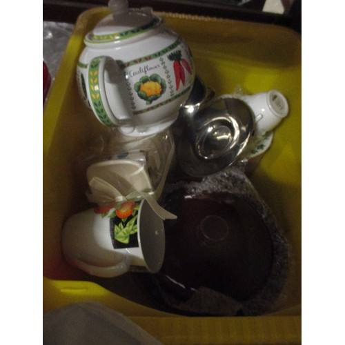 226 - LARGE QUANTITY OF KITCHENALIA, MANY NEW/BOXED ITEMS. INCLUDES TRAYS, MUGS, PEGS, GLASSWARE AND CERAM... 