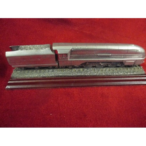 228 - 2 GOOD QUALITY BOXED LOCOMOTIVE/TRAIN MODELS. BOXED. ROYAL HAMPSHIRE ART FOUNDRY.