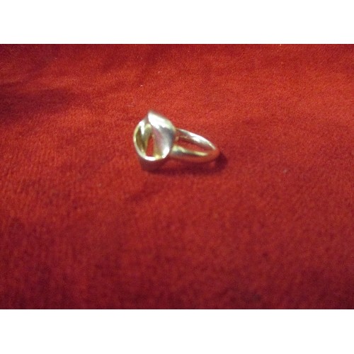 48 - STERLING SILVER CONTEMPORARY STYLE RING - SIZE N