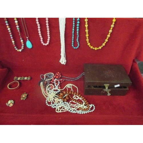 53 - VINTAGE JEWELLERY BOX WITH KEY CONTAINING COSTUME JEWELLERY, BEADS, PENDANTS, BROOCHES. INCLUDES AN ... 