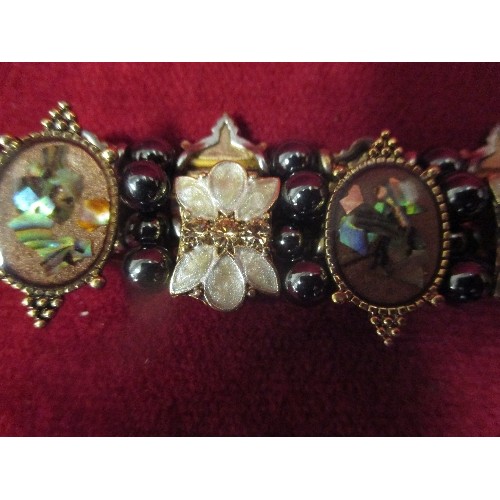 53 - VINTAGE JEWELLERY BOX WITH KEY CONTAINING COSTUME JEWELLERY, BEADS, PENDANTS, BROOCHES. INCLUDES AN ... 