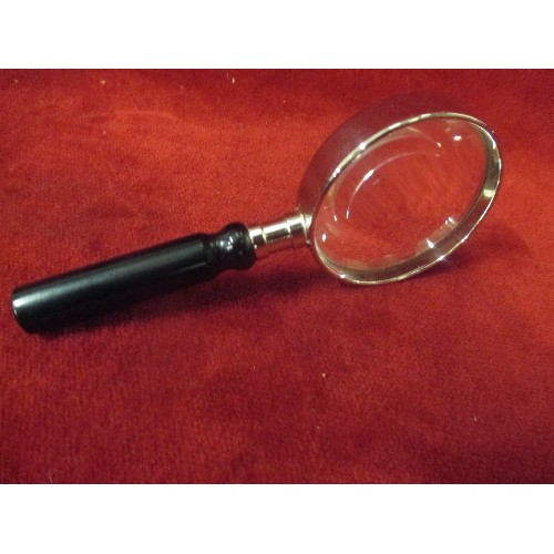 56 - MAGNIFYING GLASS IN FABRIC CASE