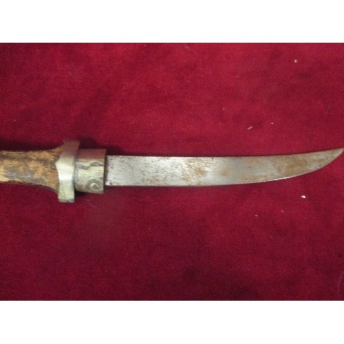 61 - MOROCCAN JAMBIYA DAGGER WITH WOODEN HANDLE AND METAL SHEATH. LENGTH OF DAGGER 28CM