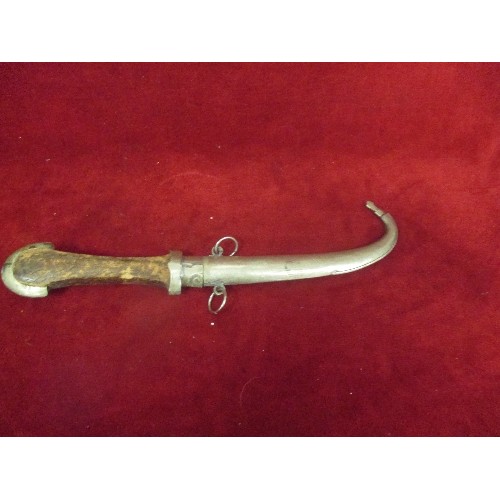 61 - MOROCCAN JAMBIYA DAGGER WITH WOODEN HANDLE AND METAL SHEATH. LENGTH OF DAGGER 28CM