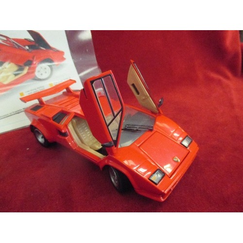 5 - A FRANKLIN MINT 1:24 MODEL OF A LAMBORGHINI COUNTACH WITH CERTIFICATE AND LEAFLETS