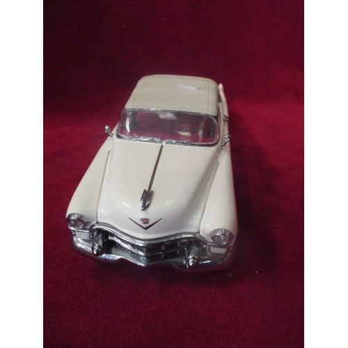 10 - A FRANKLIN MINT 1:24 SCALE DIE CAST MODEL OF A 1953 CADILLAC ELDORADO WITH CERTIFICATE AND LEAFLETS