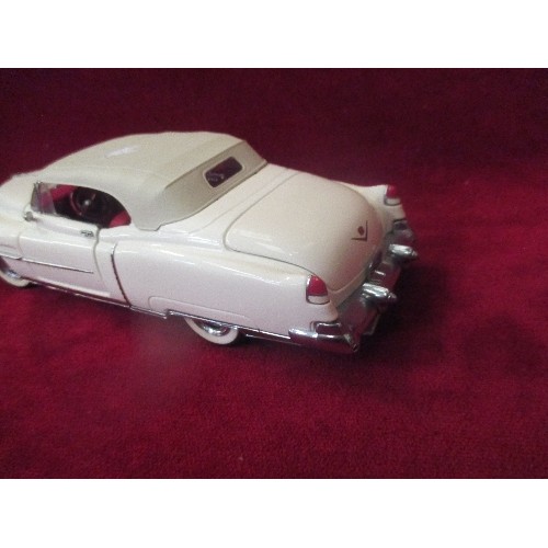 10 - A FRANKLIN MINT 1:24 SCALE DIE CAST MODEL OF A 1953 CADILLAC ELDORADO WITH CERTIFICATE AND LEAFLETS