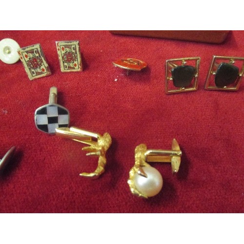 51C - 7 PAIRS OF VINTAGE GENTS CUFFLINKS INC KING OF DIAMONDS, GILT CLAW, CERAMIC CRAB ETC