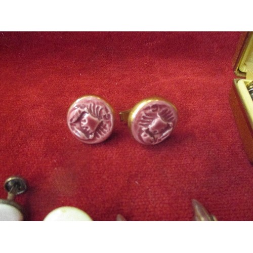 51C - 7 PAIRS OF VINTAGE GENTS CUFFLINKS INC KING OF DIAMONDS, GILT CLAW, CERAMIC CRAB ETC