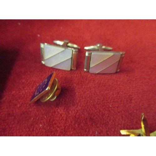 51C - 7 PAIRS OF VINTAGE GENTS CUFFLINKS INC KING OF DIAMONDS, GILT CLAW, CERAMIC CRAB ETC