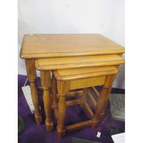 115 - OAK NEST OF 3 TABLES