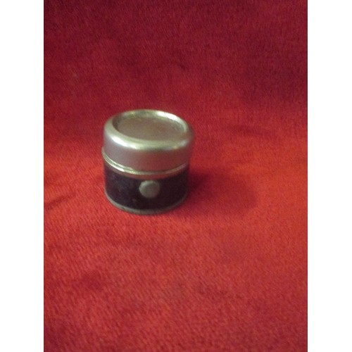 121 - AN EARLY 20TH CENTURY CELLULOID PEN BOX, AN EDWARDIAN LEATHER COVERED TRAVELLING INKWELL WITH GLASS ... 