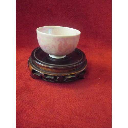 23 - A BEAUTIFUL ARTS & CRAFTS RUSKIN POTTERY PINK LUSTRE BOWL, C 1920 ON A WOODEN STAND - CHIP TO FOOT R... 