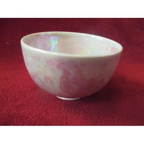 23 - A BEAUTIFUL ARTS & CRAFTS RUSKIN POTTERY PINK LUSTRE BOWL, C 1920 ON A WOODEN STAND - CHIP TO FOOT R... 