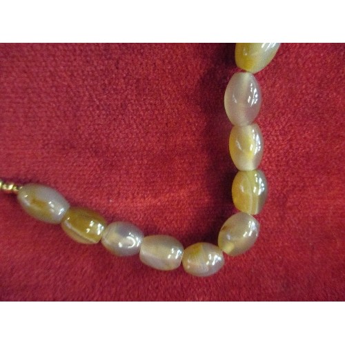 43 - A BEAUTIFUL QUALITY VINTAGE NECKLACE OF GRADUATED SMOKEY QUARTZ BEADS - 60CM - SCREW CLASP