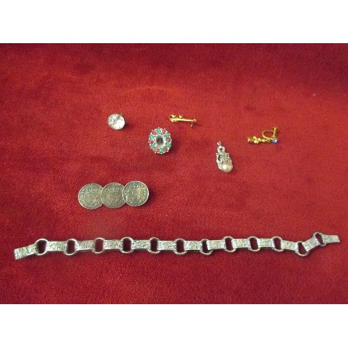 41 - ANTIQUE JEWELLERY LOT INC VICTORIAN SILVER THREEPENNY BIT BROOCH (MISSING PIN), SILVER METAL ENGRAVE... 