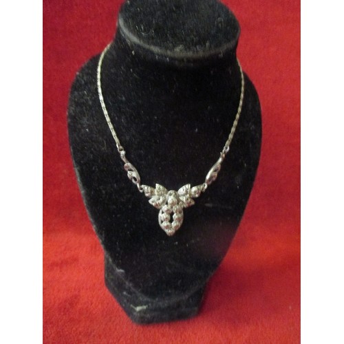 30 - A CHARMING MID 20TH CENTURY SILVER AND MARCASITE NECKLACE IN THE SHAPE OF A RIBBON. MARKED 