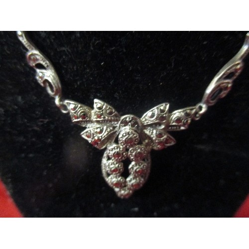 30 - A CHARMING MID 20TH CENTURY SILVER AND MARCASITE NECKLACE IN THE SHAPE OF A RIBBON. MARKED 