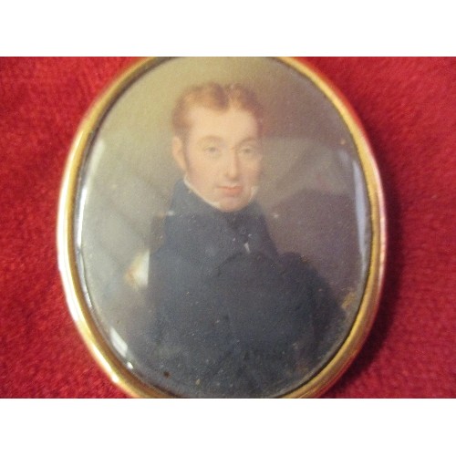 156 - EARLY 19TH CENTURY PORTRAIT MINIATURE - WATERCOLOUR ON IVORY OF A REGENCY GENTLEMAN IN A BLACK COAT ... 