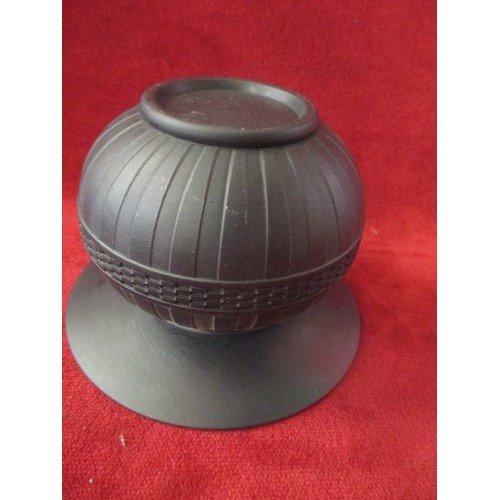 10 - LATE 19TH CENTURY WEDGWOOD BLACK BASALT SPITOON - 13CM DIA. IMPRESSED MARKS 