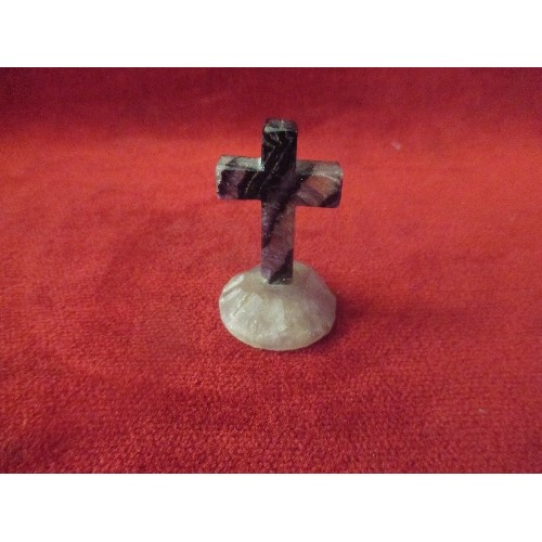 44 - AN EARLY 20TH CENTURY BLUE JOHN STONE CROSS, FROM DERBYSHIRE - 4.5CM - CHIP TO BOTTOM OF CROSS