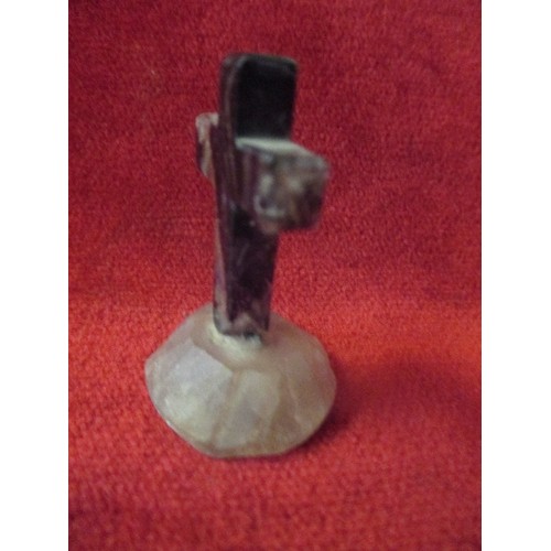 44 - AN EARLY 20TH CENTURY BLUE JOHN STONE CROSS, FROM DERBYSHIRE - 4.5CM - CHIP TO BOTTOM OF CROSS