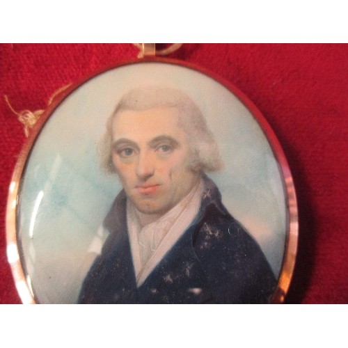 154 - MANNER OF GEORGE ENGLEHEART (1752 - 1829). LATE 18TH CENTURY PORTRAIT MINIATURE OF A GENTLEMAN WITH ... 