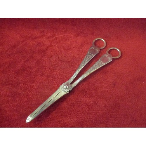 144 - A GOOD PAIR OF VICTORIAN STERLING SILVER GRAPE SCISSORS, THE HANDLES ENGRAVED WITH FOLIATE DESIGN AN... 