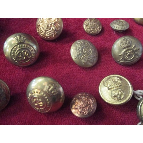 110 - GOOD COLLECTION OF WW1 & WW2 BUTTONS AND BADGES. INCLUDES ROYAL WARWICKSHIRE CAP BADGE, ROYAL ARMY S... 