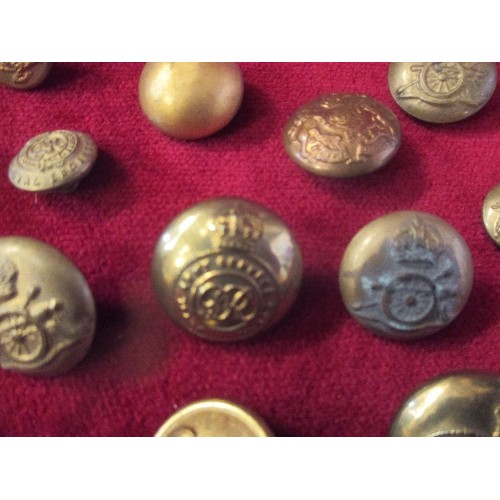 110 - GOOD COLLECTION OF WW1 & WW2 BUTTONS AND BADGES. INCLUDES ROYAL WARWICKSHIRE CAP BADGE, ROYAL ARMY S... 