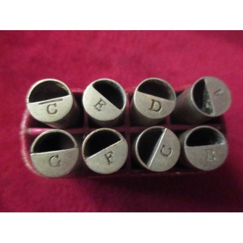 71 - RARE SET OF EARLY 20TH CENTURY PITCH PIPES (TUNING) IN ORIGINAL RED LEATHER FITTED BOX