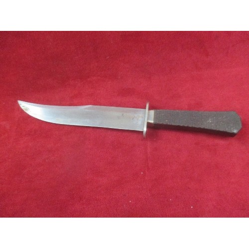 124 - BOWIE KNIFE WITH SHEATH OF TOUGHENED LEATHER AND BRASS - 20CM BLADE - GOOD CONDITION