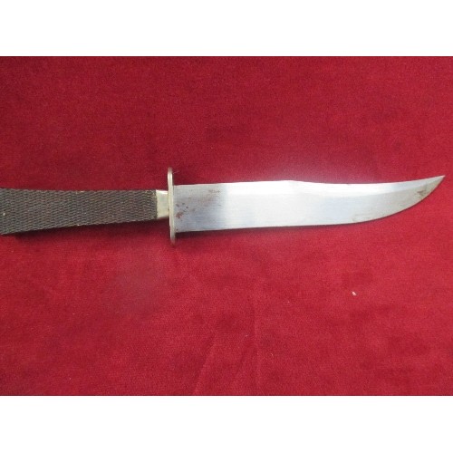 124 - BOWIE KNIFE WITH SHEATH OF TOUGHENED LEATHER AND BRASS - 20CM BLADE - GOOD CONDITION