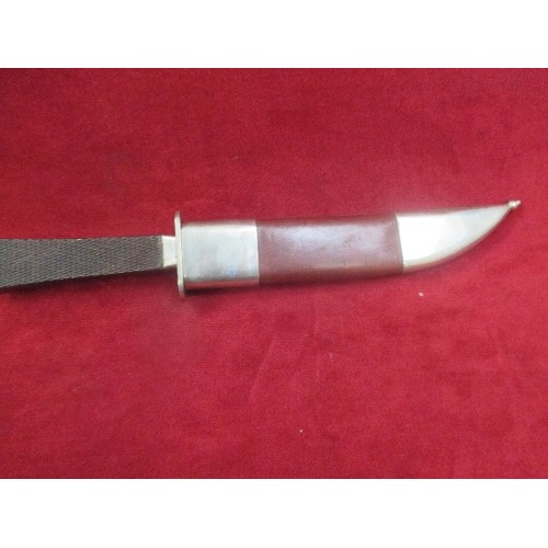 124 - BOWIE KNIFE WITH SHEATH OF TOUGHENED LEATHER AND BRASS - 20CM BLADE - GOOD CONDITION