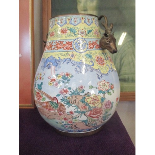 174 - A SUPERB MID TO LATE 19TH CENTURY CHINESE QING DYNASTY CANTON ENAMEL VASE WITH ORIGINAL HOLLOW BRASS... 