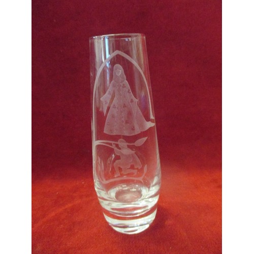 7 - A CAITHNESS ROMEO & JULIET ETCHED GLASS VASE - SIGNED TO BASE 