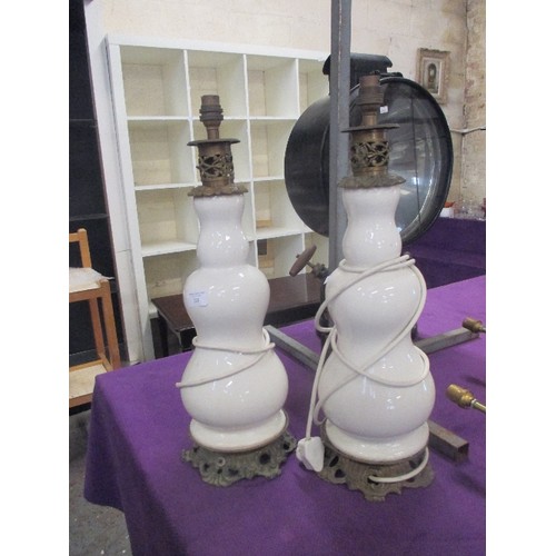 220 - PAIR OF WHITE CERAMIC TABLE LAMPS IN ANTIQUE STYLE WITH BRASS BASE AND TOP SECTION - 48CM