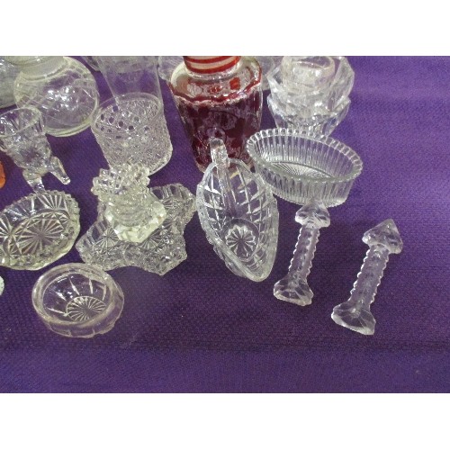 252 - A COLLECTION OF ANTIQUE AND VINTAGE CUT AND PRESSED GLASS. INCLUDES DECANTER, PICKLE JARS, KNIFE RES... 