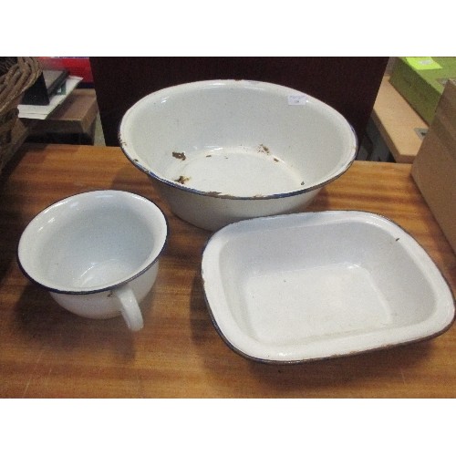 450 - VINTAGE TIN ENAMEL WASH BASIN (DIA 40CM - HAS HOLE), A CHILD'S POTTY AND A PIE DISH