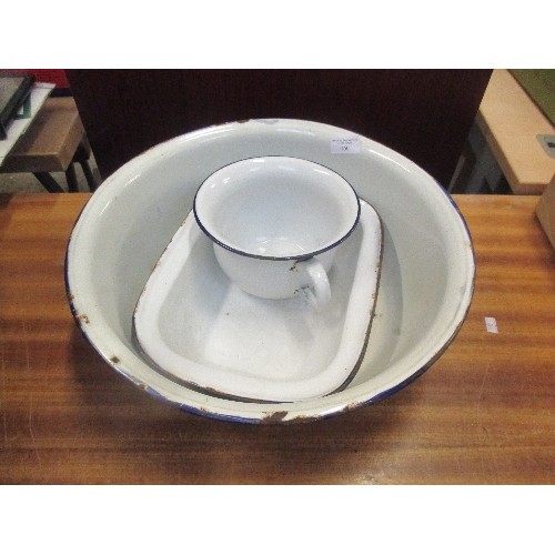 450 - VINTAGE TIN ENAMEL WASH BASIN (DIA 40CM - HAS HOLE), A CHILD'S POTTY AND A PIE DISH