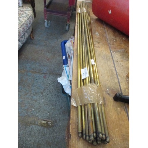 SET OF 13 EDWARDIAN BRASS STAIR RODS, 77CM