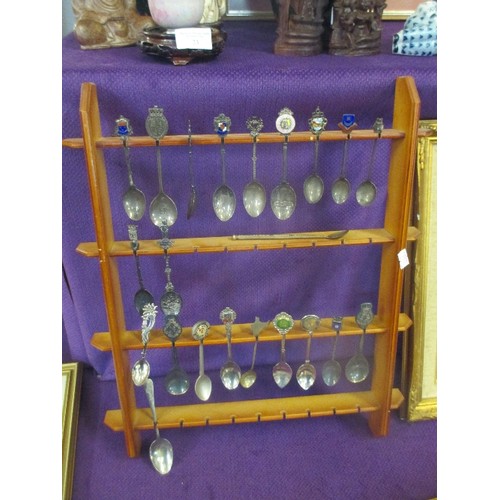 139 - COLLECTION OF 22 VINTAGE SOUVENIR SPOONS ON A SPOON RACK, 9 OF THEM IN STERLING SILVER (144 GRAMS), ... 