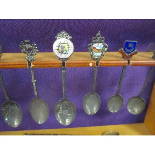 139 - COLLECTION OF 22 VINTAGE SOUVENIR SPOONS ON A SPOON RACK, 9 OF THEM IN STERLING SILVER (144 GRAMS), ... 