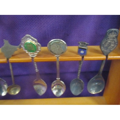 139 - COLLECTION OF 22 VINTAGE SOUVENIR SPOONS ON A SPOON RACK, 9 OF THEM IN STERLING SILVER (144 GRAMS), ... 