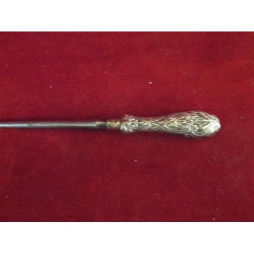 127 - ART NOUVEAU SILVER BUTTON HOOK (BIRM 1895), & SILVER HANDLED SHOE HORN (BIRM 1921) & SILVER PLATED N... 