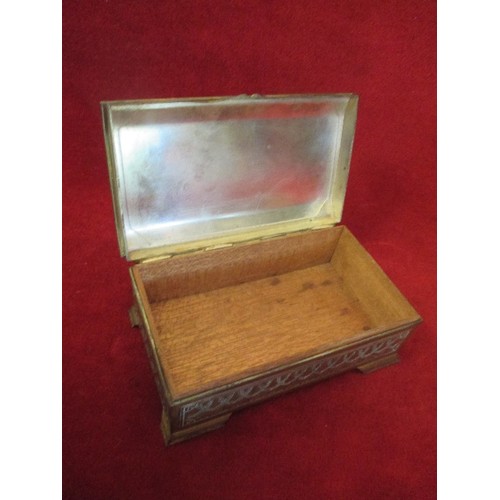 99 - VINTAGE CEDAR LINED CIGARETTE BOX WITH A TALL-SHIP DESIGN ON THE LID - 15CM X 9CM X 5CM